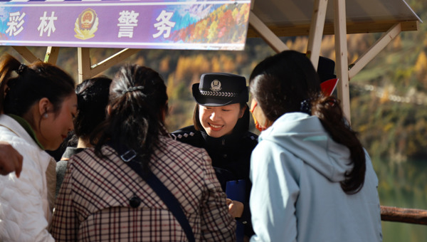 绵阳平武：彩林深处“警”色暖