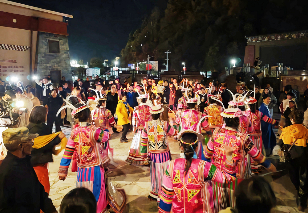 白马山寨热闹的篝火晚会