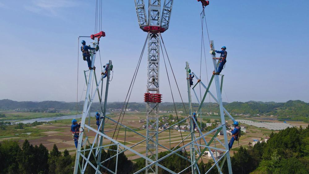 空港500千伏输变电工程正在开展双摇臂施工。 陈红梅 摄
