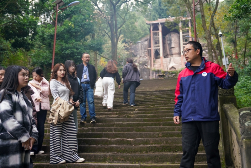 了解高家大佛历史 翁光建 摄