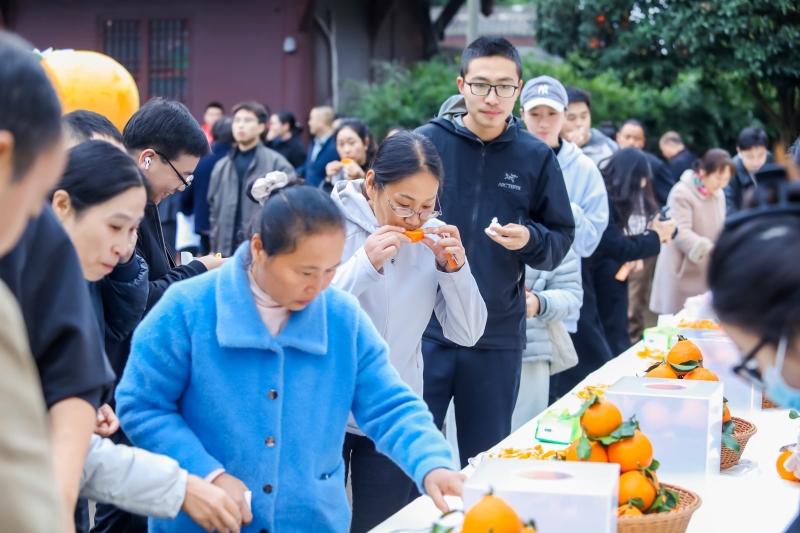 图为大众评委品尝