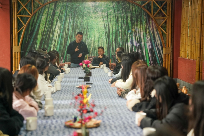 参观访问青神竹编 翁光建摄影