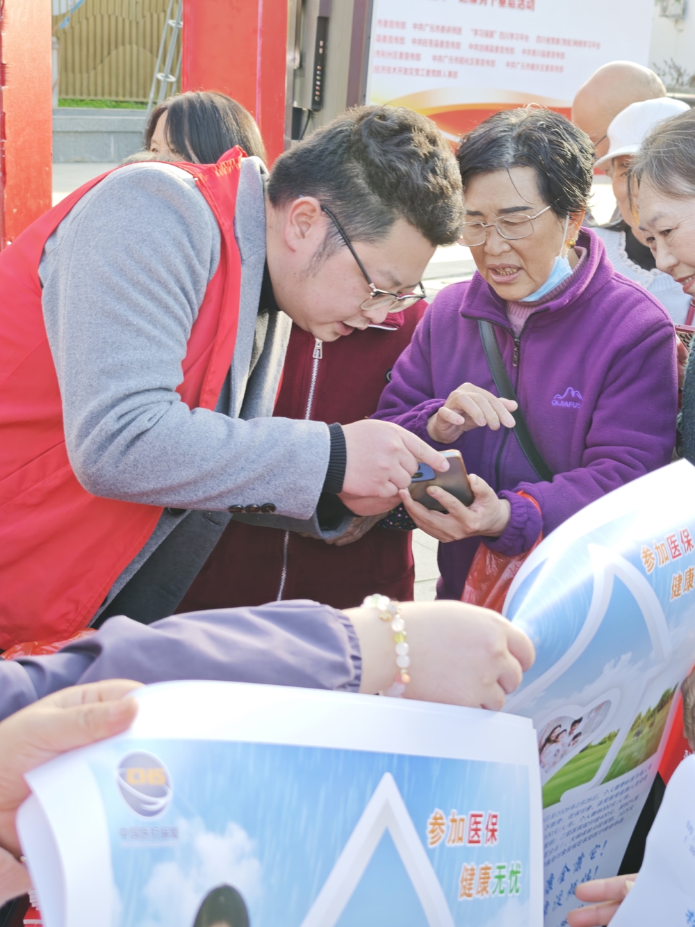 志愿者与群众交流互动