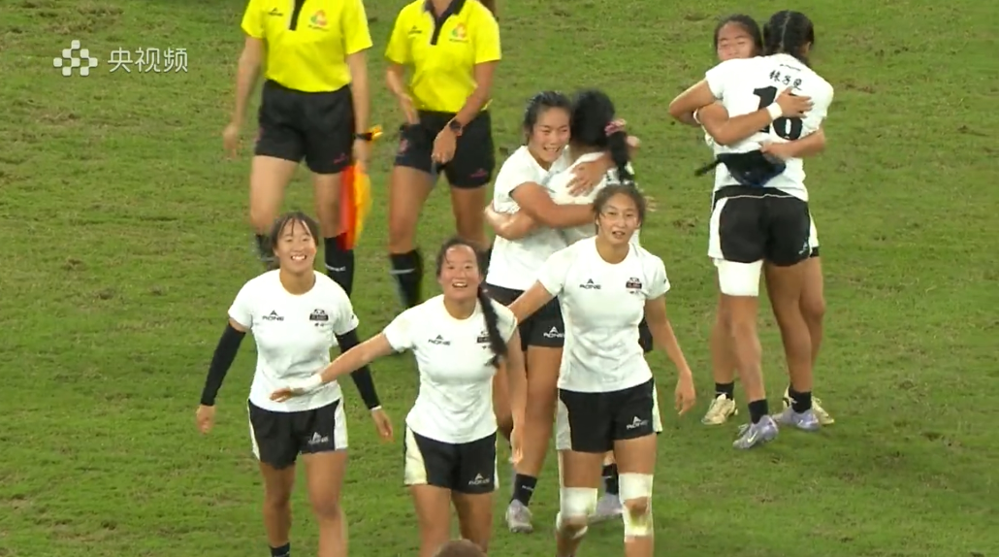 四川队（白衣）庆祝胜利 央视频直播截图