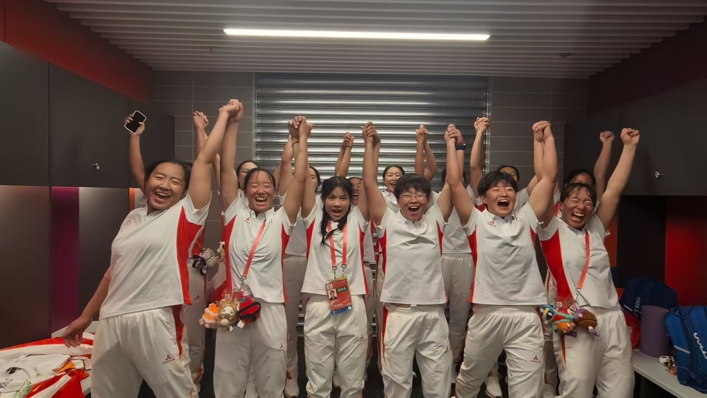 四川女子橄榄球队球员在更衣室庆祝胜利