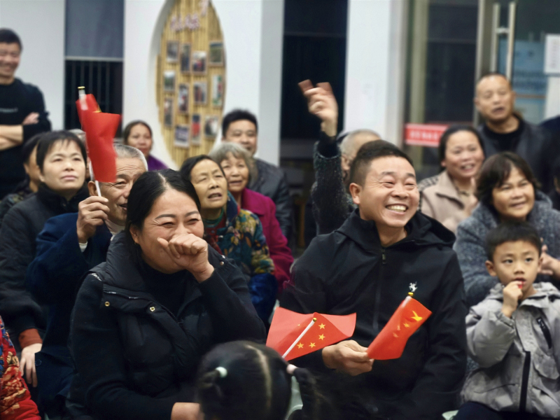 球员家人观看比赛直播