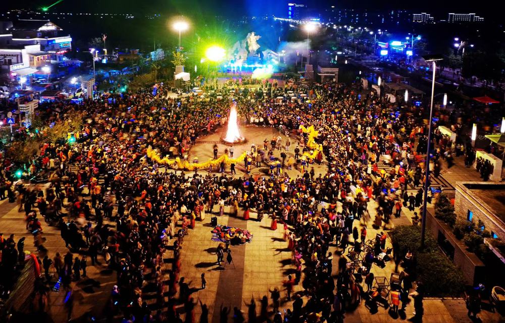 沙朗篝火联欢活动现场人山人海（资料图）