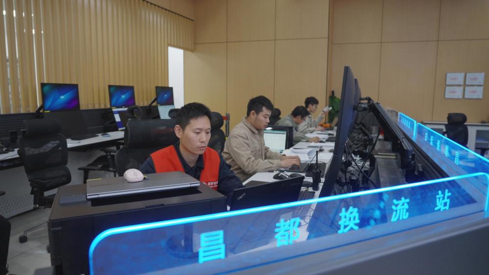 技术人员正在对金沙江上游—湖北±800千伏特高压直流输电工程进行调试。 李佳林 摄