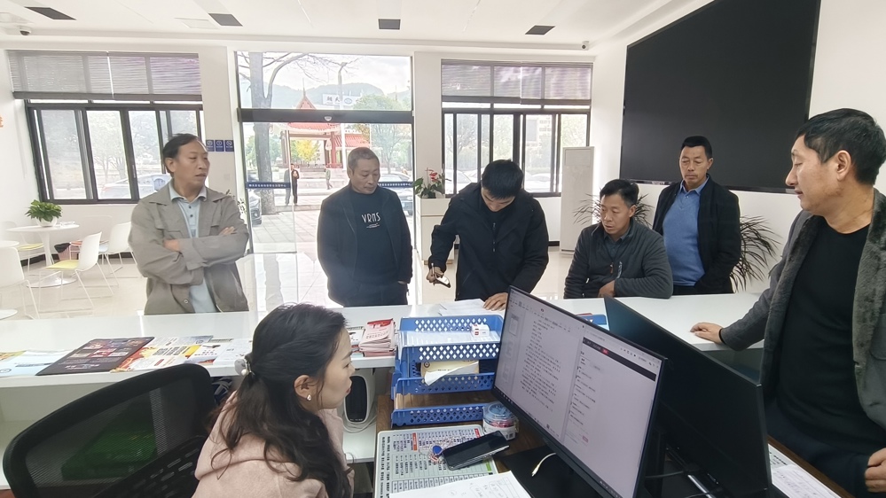 铁路工人在综治中心劳动人事争议维权窗口反映欠薪问题