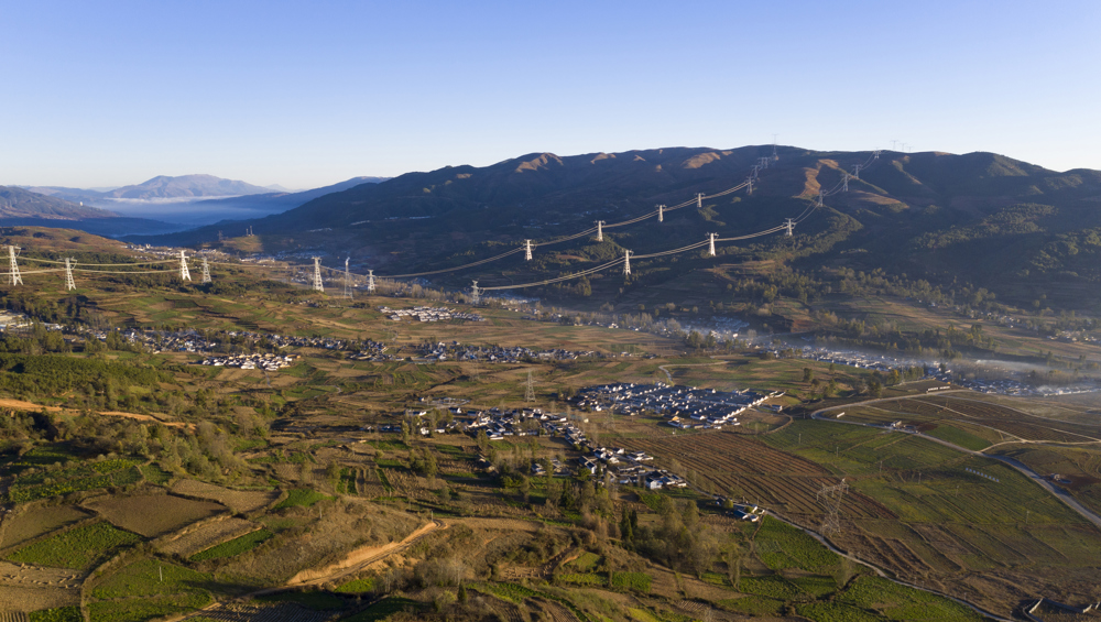 于2022年投运的白鹤滩-江苏±800千伏特高压直流输变电线路。 国网四川电力 供图