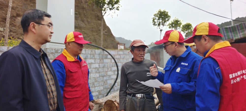 供电所党员上门讲解、检查线路