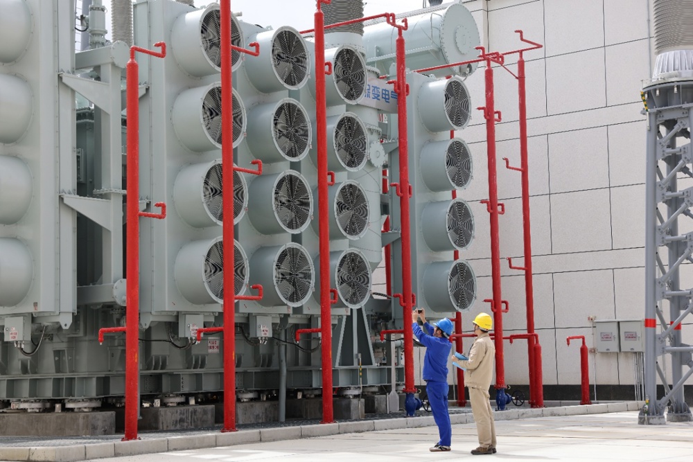 在川渝1000千伏特高压交流工程甘孜变电站，运行维护人员正在观测主变运行状态。 李威 摄