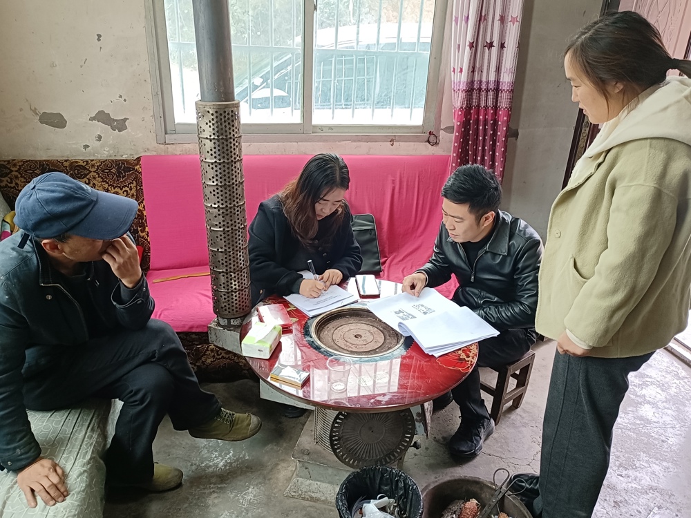 工作人员入户进行劳务专合社政策宣讲