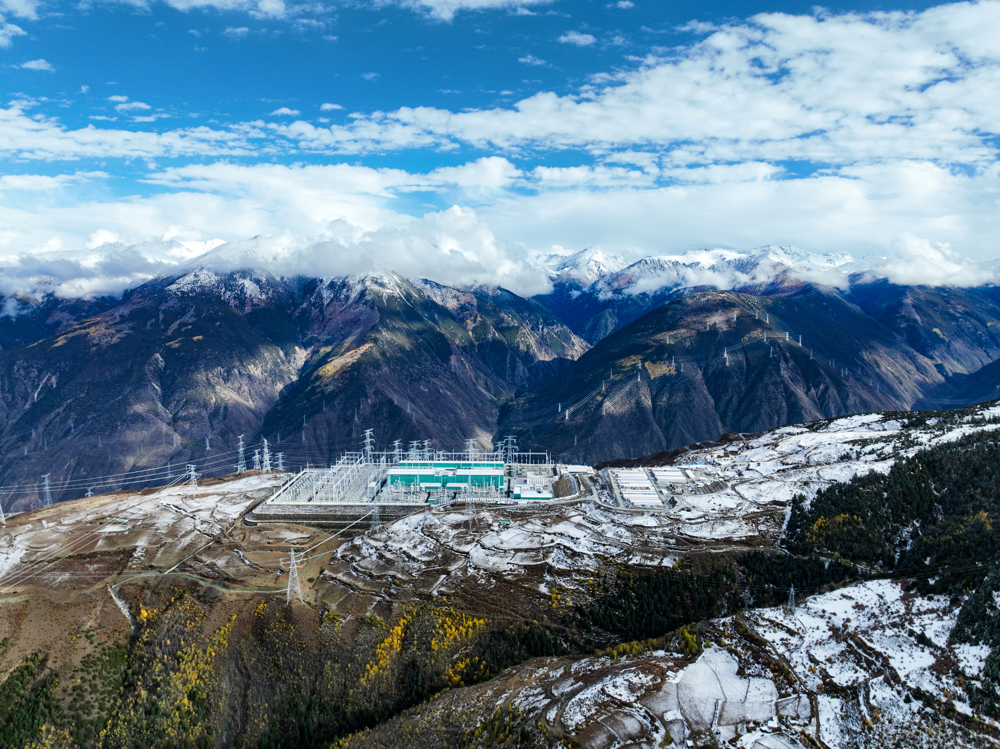 金沙江上游—湖北±800千伏特高压直流输电工程卡麦换流站正在进行最后的调试工作，预计将于年底投入运行。 刘钦虎 摄
