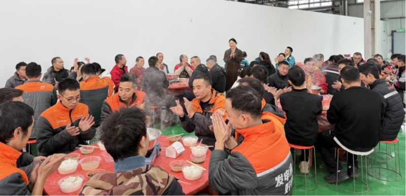 图为快递员参加坝坝宴现场