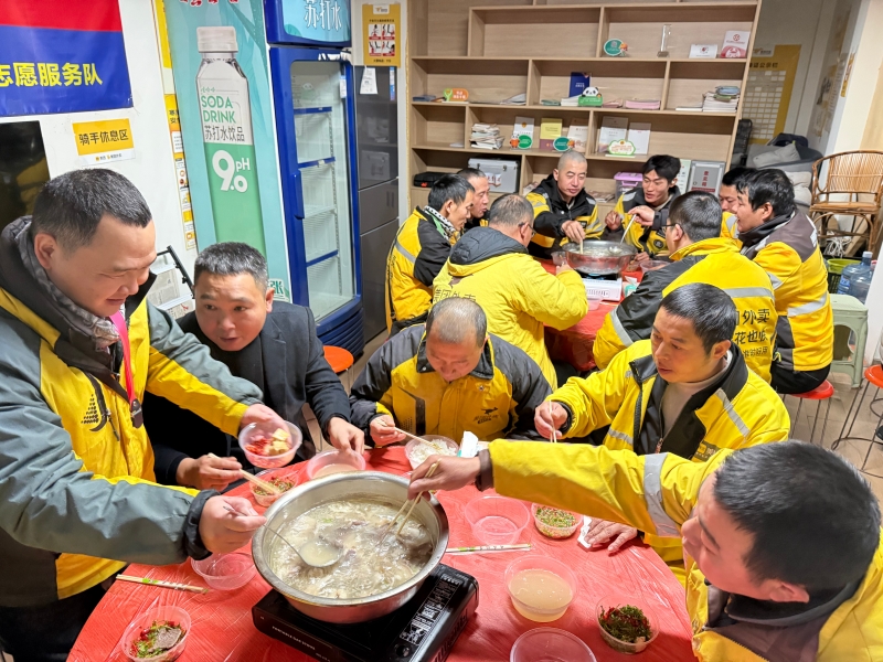 图为外卖员参加坝坝宴现场