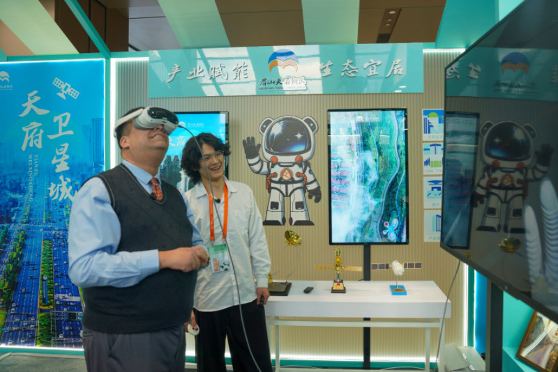 眉山天府新区展场（翁光建摄）