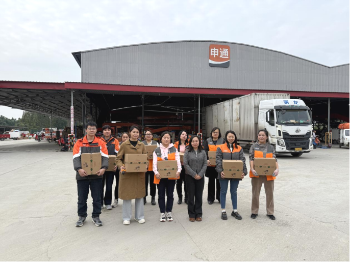 快递人员收到礼包