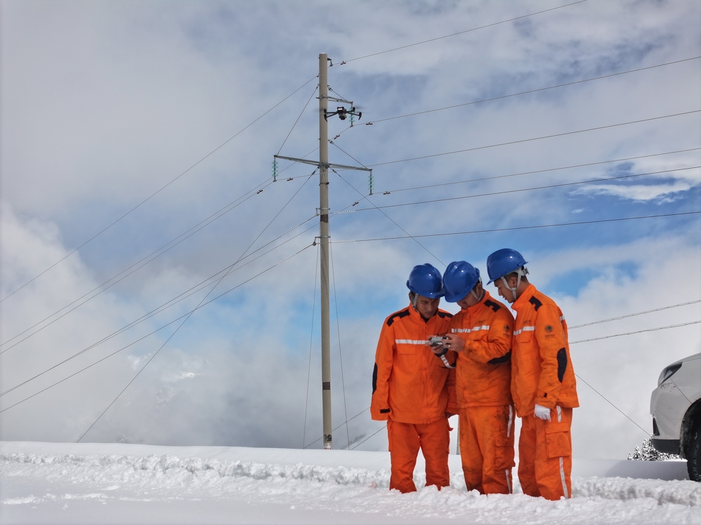 国网甘孜九龙县供电公司工作人员利用无人机对35千伏查岩线开展雪后特巡。 罗成 摄&nbsp;