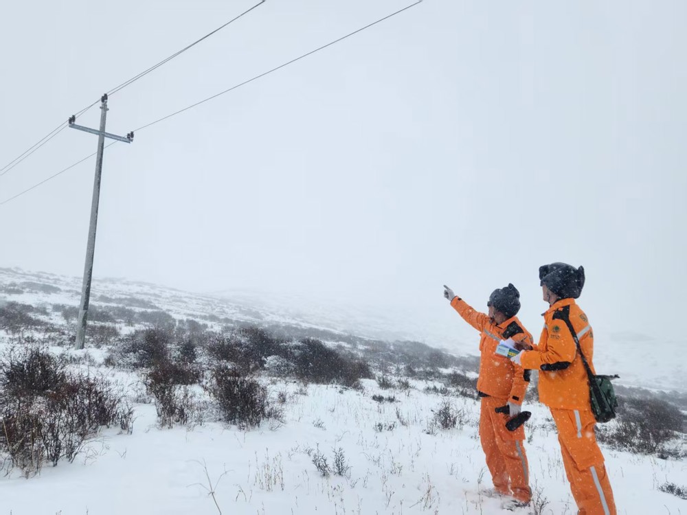 国网阿坝若尔盖县供电公司唐克供电服务站员工在辖区内对10千伏线路开展雪天线路特巡工作。 格让措 摄