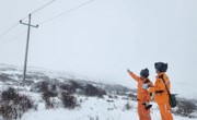 寒潮来袭 四川电力人踏雪巡线保供电