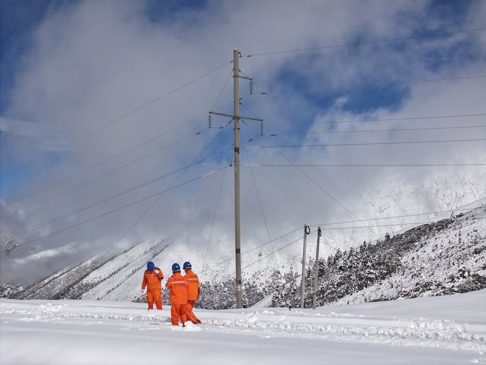 国网甘孜九龙县供电公司工作人员利用无人机对35千伏查岩线开展雪后特巡。 罗成 摄