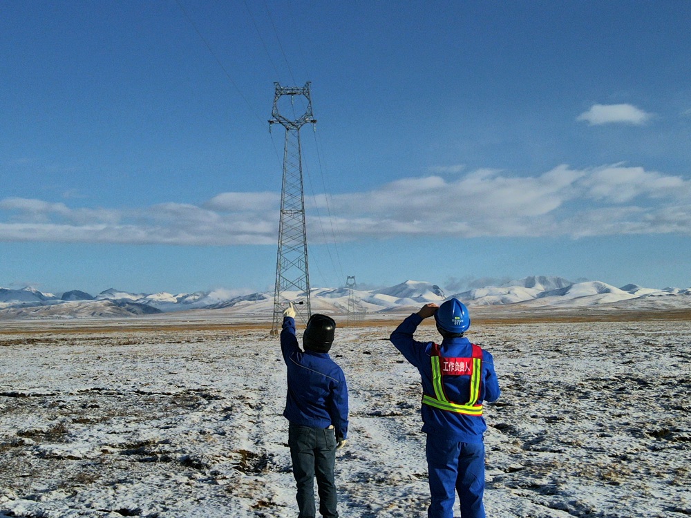 国网阿坝供电公司输电运检人员在若尔盖对110千伏若真线开展雪后特巡工作。 陈茂升 摄