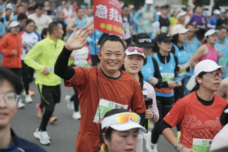 明强（挥手者）第一次挑战半马 受访者供图