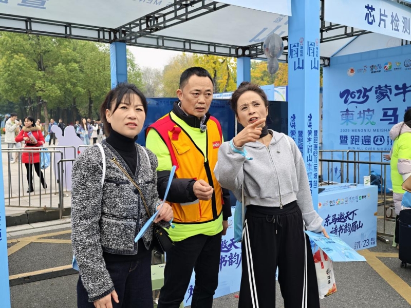 明强在分包现场当志愿者。受访者供图