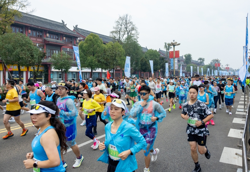 眉山东坡全马现场 侯建明摄