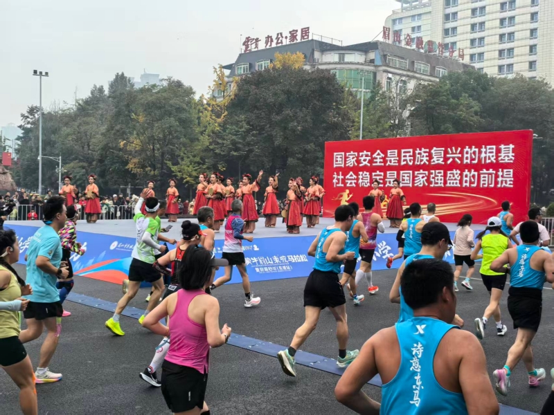 眉山东坡全马现场 崔宗喜 摄