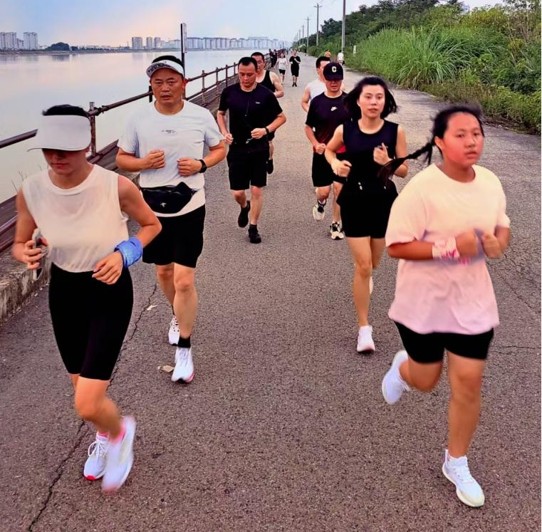 明强（左二）与跑友组队训练。受访者供图