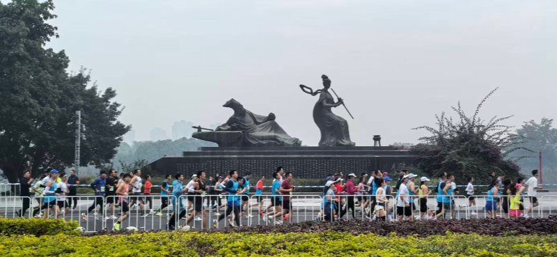 眉山东坡全马现场 崔宗喜 摄