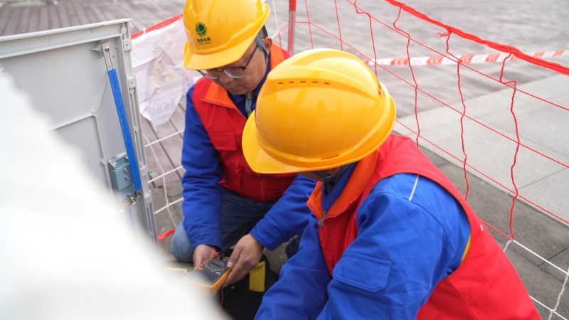 电力人员开展安全检查工作 胡晋摄