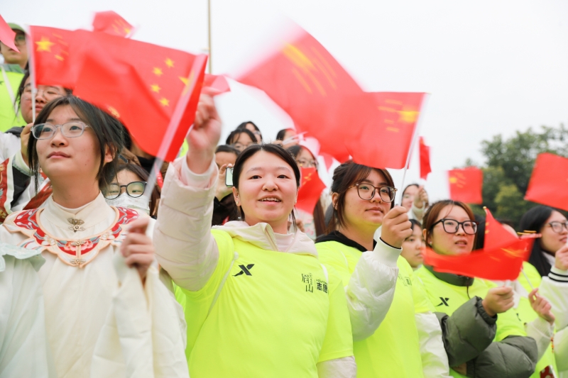 沿途助威的眉山市民&nbsp;范灵翼摄