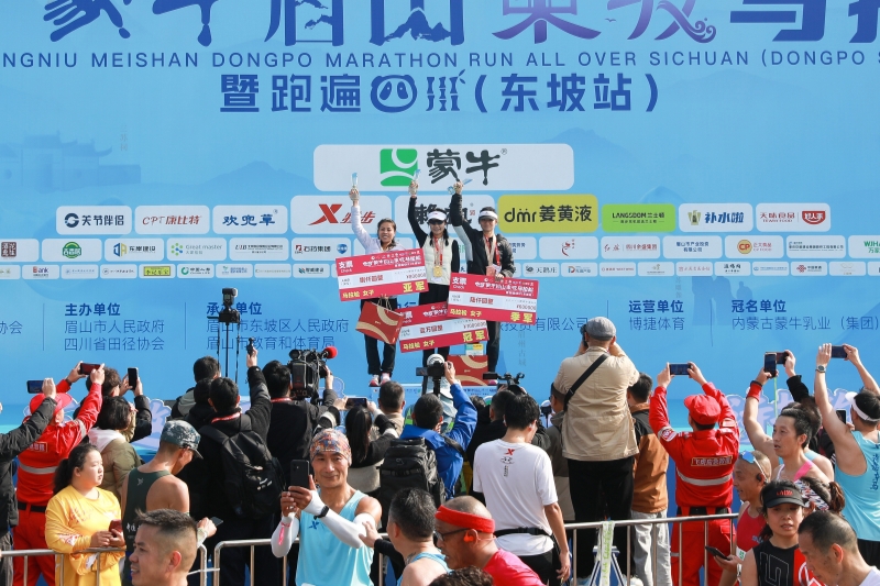 眉山“全马”女子组前三名&nbsp;范灵翼摄