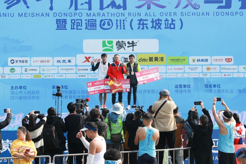 眉山“全马”男子组前三名&nbsp;范灵翼摄