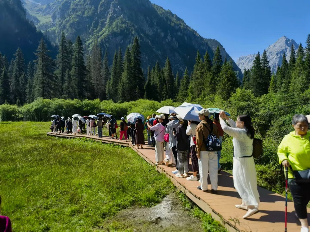 访客在王朗观景游玩