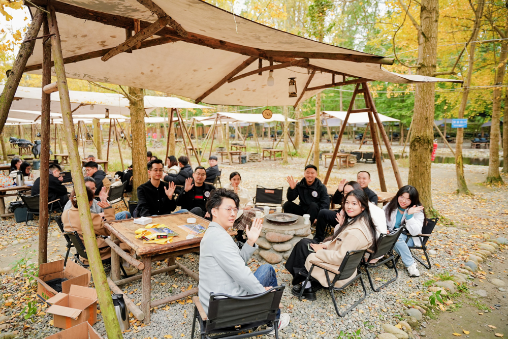 职工们围坐一起分享感悟（受访单位供图）