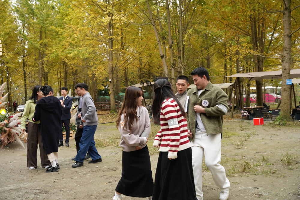 职工们开展互动游戏（受访单位供图）