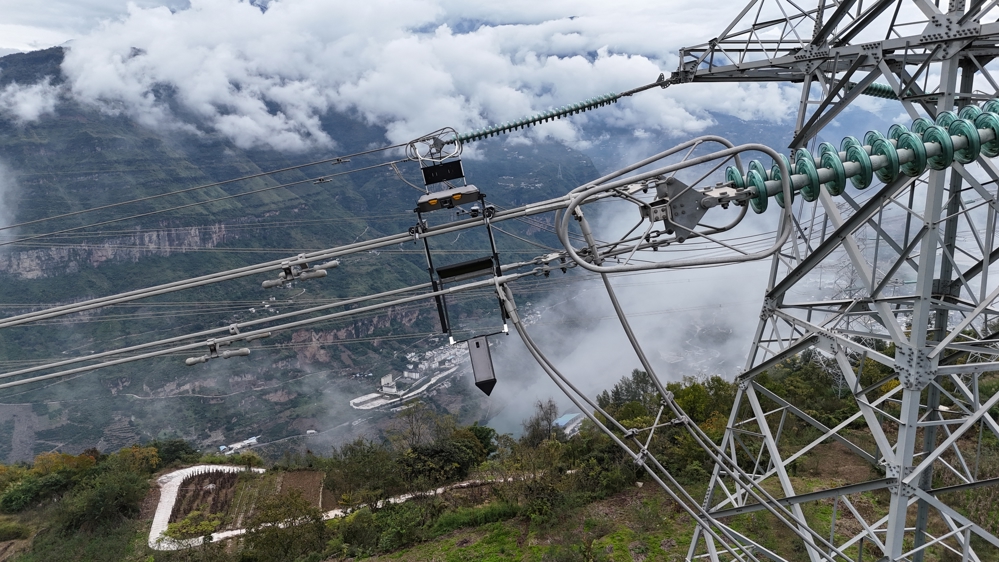X射线探伤机器人对耐张线夹进行带电检测。 王志奇 摄