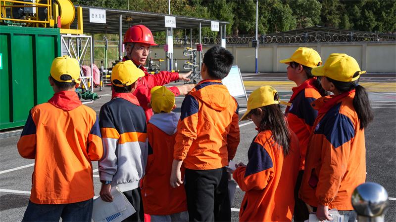 大庆油田巴中分公司工作人员向同学们科普油气探采知识