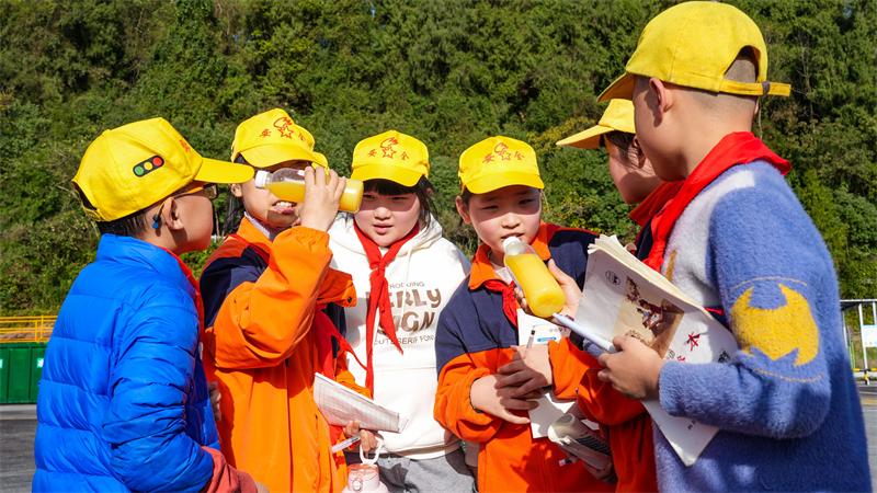 同学们轮流传递凝析油样品