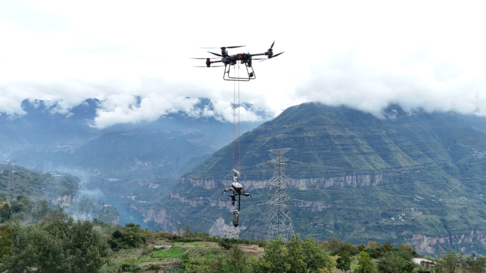 国网四川电力作业人员操控大型载重运载无人机飞抵检测点。 王志奇 摄