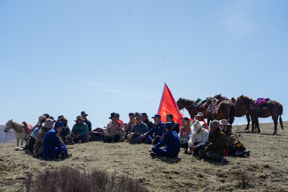 工作队借色达县马背宣讲队之力，将防火知识送到高原牧场（曾鹏&nbsp; 摄）