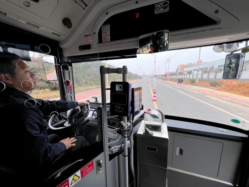 图为公交车驾驶员在实操中