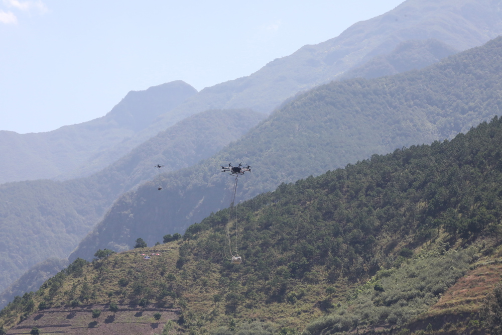 多旋翼可折叠无人机组正在调运水带（曾鹏&nbsp; 摄）