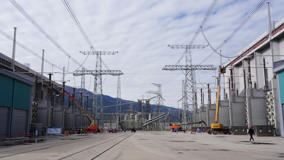 在布拖±800千伏特高压换流站的换流变广场，检修人员正在开展设备检修工作。 郑自豪 摄