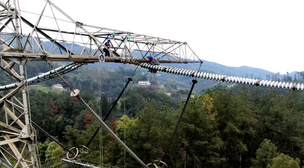 国网四川超高压公司员工正在对向家坝—上海±800千伏特高压直流输电工程四川段开展紧固导线引流板螺工作。 王志奇 摄
