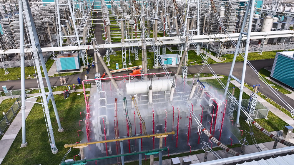 布拖±800千伏特高压换流站500千伏主变压器在开展消防喷淋试验。 郑自豪 摄
